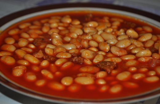 Fırında Sucuklu Kuru Fasulye Tarifi ve Malzemeleri